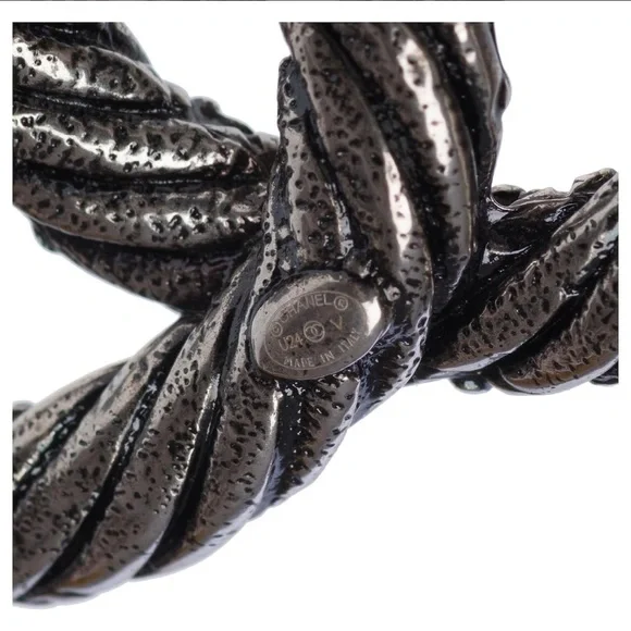 Brand new CHANEL Silver CC Brooch - Picture 7 of 8